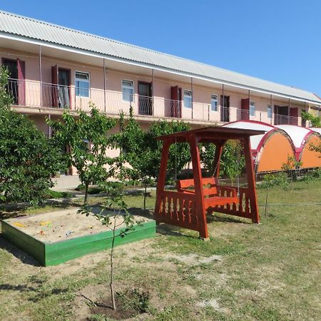Monte Karlo Hotel Zaliznyy Port Exterior foto
