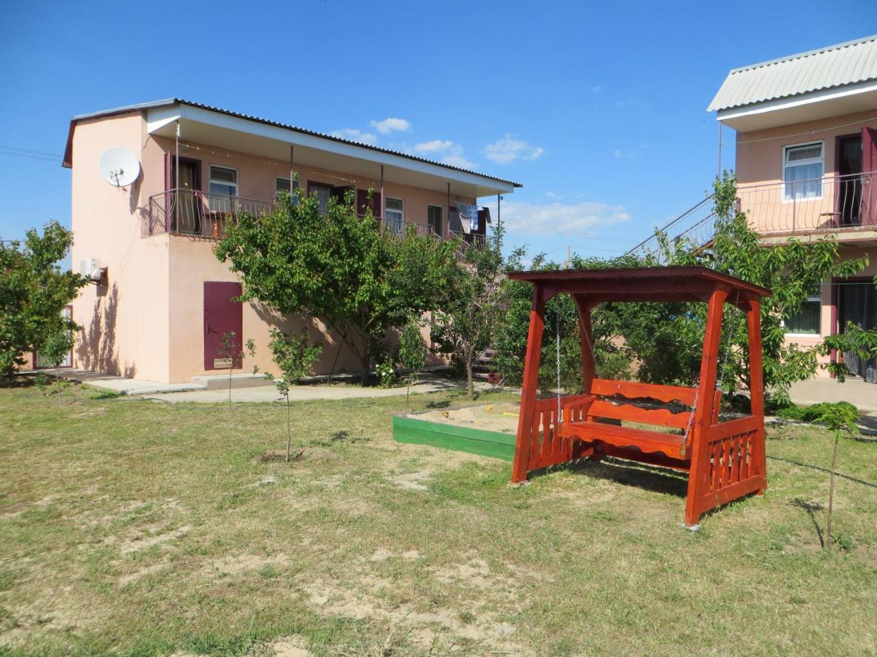 Monte Karlo Hotel Zaliznyy Port Exterior foto